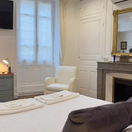 Bed & Breakfast De Charme Au Coeur Du Vieux Valence - Confort & Calme *