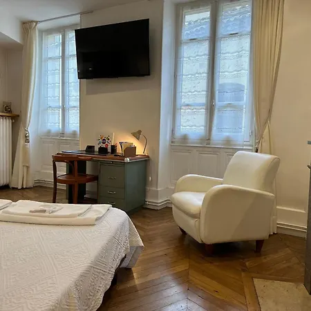 De Charme Au Coeur Du Vieux Valence - Confort & Calme Bed and breakfast