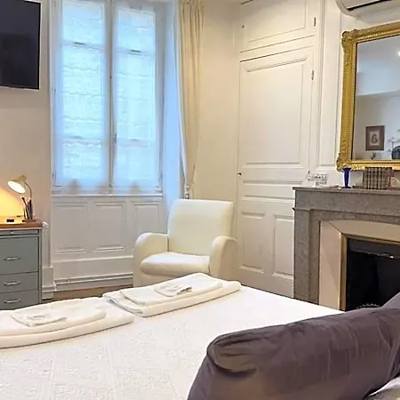 Bed & Breakfast De Charme Au Coeur Du Vieux -confort & Calme