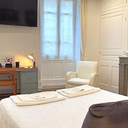 Bed & Breakfast De Charme Au Coeur Du Vieux -confort & Calme 3*