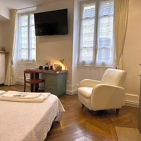 De Charme Au Coeur Du Vieux -confort & Calme Bed & Breakfast