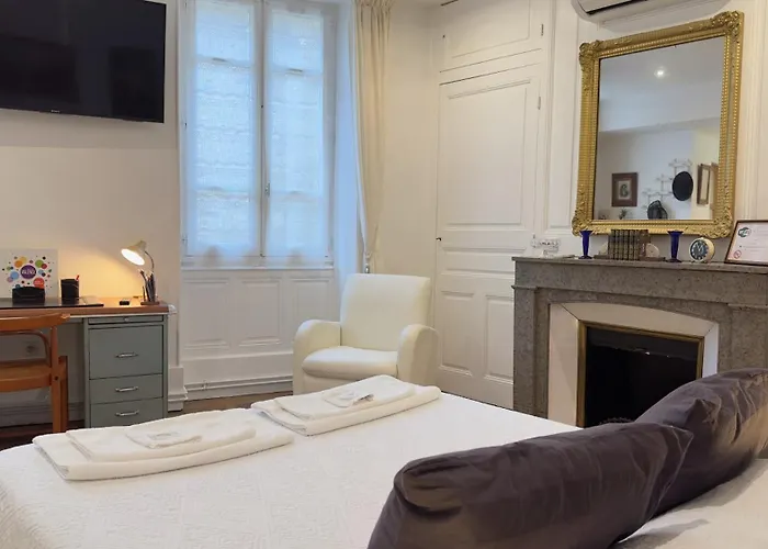 Bed & Breakfast De Charme Au Coeur Du Vieux -confort & Calme 3*