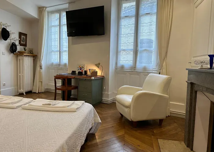 De Charme Au Coeur Du Vieux -confort & Calme Bed & Breakfast